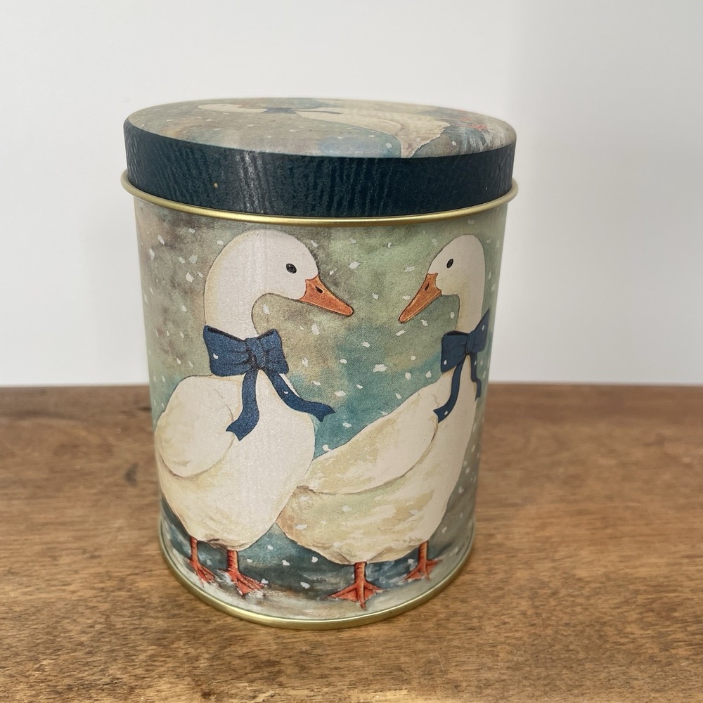 VTG 80s Country Winter Geese Round Covered Tinโ Blue Taiwan ROC 4"x3"